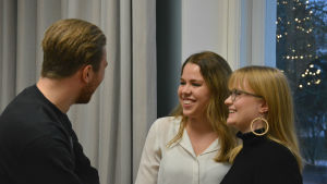 Albert Mattsson, Nelly Karhunen och Emilia Rosenblad gillar stämningen i Domvillan. Albert Mattsson, Emilia Rosenblad och Nelly Karhunen står och pratar med varandra.