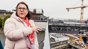 Den här gången byggs Slussen om för människorna, säger Eva Rosman. Eva Rosman och Slussenbygget.
