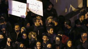 En minnesstund för nedskjutningens offer utanför Amirkabir-universitetet i Teheran omvandlades till en regimkritisk demonstration. Ovanligt många av demonstranterna i Teheran och på andra håll var unga kvinnor. En minnesstund för nedskjutningens offer utanför Amirkabir-universitetet i Teheran omvandlades till en regimkritisk demonstration. Ovanligt många av demonstranterna i Teheran och på andra håll var unga kvinnor.