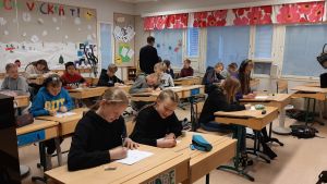 Eleverna i årskurs 6 i Söderkulla skola har bildkonstlektion tillsammans med rektor Jan-Erik Holmkvist. Ett klassrum med sjätteklassister som sitter och ritar.