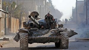 Turkiskstödda syriska krigare rullade in i Saraqib, en strategiskt viktig stad i Idlib, på torsdagen. Det var ett bakslag för de ryskstödda regeringsstyrkorna att rebellerna lyckades återta staden. Turkiskstödda syriska krigare rullade in i Saraqeb, en strategiskt viktig stad i Idlib, på torsdagen. Det var ett bakslag för de ryskstödda regeringsstyrkorna att rebellerna lyckades återta staden.