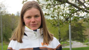 Wilma Lindholm hoppas att distansundervisningen på andra stadiets utbildning är över i höst. Det är ändå tillräckligt utmanande att börja i ny skola, med nya system, studerande och lärare. En 15-årig flicka med halvlång brunt hår ser in i kameran. Ett träd och hus i bakgrunden. Vår. Flickan har en vindtät, ganska varm jacka på sig