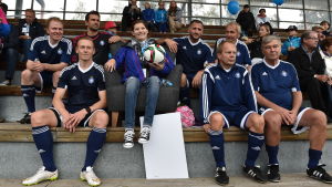 Heidi Foxell poserar med HJK-profiler efter en välgörenhetsmatch. Heidi Foxell poserar med herrspelare efter en välgörenhetsmatch.