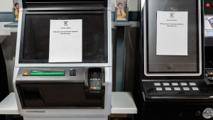Coronakrisen förändrade också omgivningen. En av förändringarna var att spelautomaterna stängdes. Den här bilden är från en K-butik i Kottby. Suljetut peliautomaatit Helsingin Käpylässä 13.4.2020.