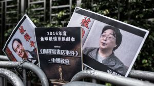 Planscher kräver förläggaren Gui Minhais frihet. Minhai har varit fängslad i Kina i flera år för att ha gett ut böcker om kinesiska partieliten, och Hongkongborna befarar att vem som helst kan råka ut för samma öde i framtiden. Kirjakauppiaat Lee Bo ja Gui Minhai kuvissa Hongkongissa.