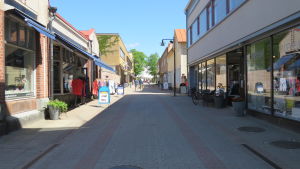 Kungsgatan i Ekenäs en vardag i början av juni 2020. En ganska folktom gågata i Ekenäs en solig dag i början av juni 2020