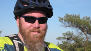 Hjälm är ett måste då man sysslar med bikepacking. Peter Nylund som sysslar med bikepacking.