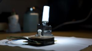 Mätinstrumenten som FMI monterat ihop är inte större än tändsticksaskar. Ändå har arbetet med att utveckla dem pågått sedan 2013. Tryck- och fuktighetsmätarna som finns ombord på Perseverance fotograferade i FMI:s renrum i Helsingfors.