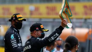 Bottas toppar VM-tabellen efter två race. Bottas håller upp en pokal, Hamilton syns i bakgrunden.