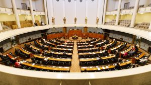 På grund av coronaläget och lagstiftningen under och efter undantagsförhållandet blev många ärenden obehandlade i riksdagen i våras och somras. Också ett tiotal medborgarinitiativ kommer väntar på riksdagens behandling. Riksdagens plenisal den 20 maj 2020.