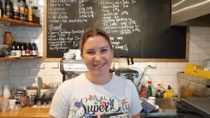 Maria Rökman fortsatte jobba på kafé in på hösten efter en hektisk sommar. Leende kvinna