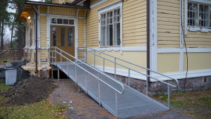 Furutorp fick nyligen en ramp för rullstolar. Handikapprampen vid Bromarv bibliotek.