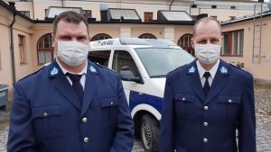 Årets poliser har inte haft tillfälle att klä sig i paraduniform sedan de utexaminerades från polisskolan. För Tobias Karlsson (vänster) var det 2003 och för Fred Lindblom (höger) var det 1999. Två poliser, Tobias Karlsson och Fred Lindblom, står i paraduniform framför en polisbil.