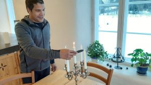 Khalid Wikström ser projekten inne och utanför huset som en livsstil - men riktigt så tokiga som "En tvättäkta lantis" på teven är vi ändå inte, säger han. Man som tänder ljus.