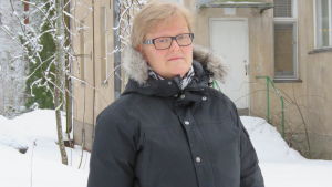 Maria Sevon har jobbat på Hemboet i sex år. Det är ett jobb hon trivs med, säger hon. En kvinna med kort blont hår och glasögon står ute på en gård. Hon är klädd i vinterjacka. Snö och i bakgrunden ett hus med brungrå rappning.
