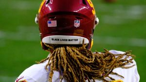 Den här säsongen har ställningstaganden mot rasism varit tillåtna i viss mån. Black lives matter-dekal på en amerikansk fotbollshjälm.