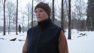 Nya insikter i skidspåret. Kerstin Rehnström följer koncentrerat med instruktörens demostration av följande övning i klassisk skidteknik. Kvinna i bild