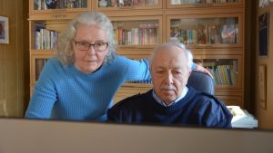 Birgitta och Anders Smedberg tittar igenom senaste inspelning av Bloms bästa bitar. Äkta makarna Birigtta och Anders Smedberg tittar på datorn.