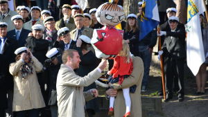 Varje år hyllas årets Ljuva flicka med serenad och ballong. valborgsfirandet från vårdberget 2014