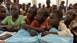 Barn i en skola i ett flyktingläger i Yola i nordöstra Nigeria. Barn lider mest av konflikten med Boko Haram både som flyktingar och offer för terrorister som använder barn och flickor som sexslavar och självmordsbombare Flyktingbarn i ett läger i Yola i nordöstra Nigeria. Barn lider mest av konflikten med Boko Haram både som flyktingar och offer för terrorister som använder barn och flickor som sexslavar och självmordsbombare