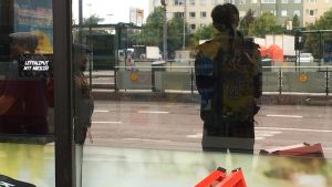 Salla säger att den första budget som R-kioski gjorde gav sken av att det skulle bli flera tiotusen i handen. Nu jobbar hon i stället långa dagar för att få det att gå runt och är så trött att hon knappt orka städa kiosken. Bilden är arrangerad Silhuett av en man speglas i R-kioskens fönster.