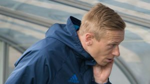 Mikael Forssell har vistats mycket på bänken i sommar. Mikael Forssell på bänken, HJK 2016.