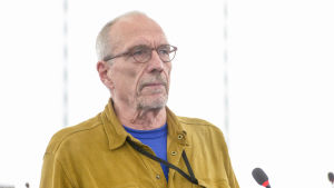 EU-parlamentarikern Nils Torvalds kontaktas varje vecka av väljare som undrar hur länge skytteltrafiken mellan Bryssel och Strasbourg ska få fortsätta. Europaparlamentarikern Nils Torvalds