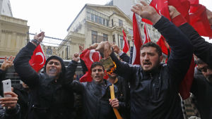 Anhängare till Turkiets president Erdoğan demonstrerade utanför det nederländska konsulatet i Istanbul på söndag morgon. 12.3.2017 Anhängare till Turkiets president Erdogan demonstrerade utanför det nederländska konsulatet i Istanbul på söndag morgon. 12.3.2017
