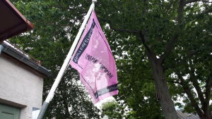 Flagga med orden "Feministisk sommar".
