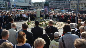 Hundratals Åbobor samlades på Salutorget för en tyst minut.