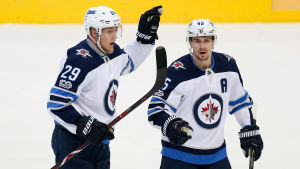 Laine tillsammans med Mark Scheifele. Patrik Laine och Mark Scheifele