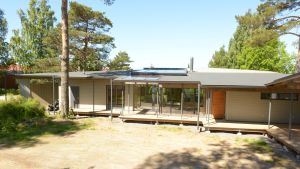 Modernin näköinen talo ulkoa