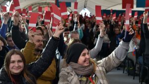 Anhängare till Navalnyj röstar för hans nominering på mötet i Moskva 24.12.2017. Anhängare till Navalnyj röstar för hans nominering på mötet i Moskva 24.12.2017.