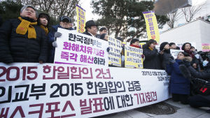 Protester mot ett avtal mellan Sydkorea och Japan 2015 om så kallade "tröstekvinnor" - sydkoreanska kvinnor som tvingades arbeta på japanska bordeller under den japanska ockupationen under första halvan av förra seklet. Protest i Seoul mot avtalet om "tröstekvinnorna" mellan Sydkorea och Japan från 2015.
