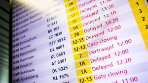 Delayed... Förseningar på Schipol flygplats i Amsterdam annonseras på en tavla.