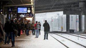 En kortare restid mellan Åbo och Helsingfors välkomnas av studerandena. Junaliikenne, Ilmalan asema, rautatieasema, matkustajia, junamatkustajia, työmatka