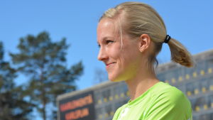 Camilla Richardsson kan blicka fram emot en intressant sommar. Camilla Richardsson trivs på Karlsplan i Vasa.