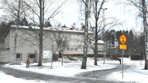 Katarinaskolan är närskolan för adressen där pappan bor. En vit byggnad i Karis som är Katarinaskolan.