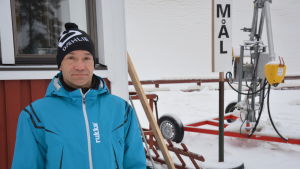 Niklas Westerlund är ansvarig för snölagringsprojektet. Niklas Westerlund bredvid en av snökanonerna vid Finby skidstadion