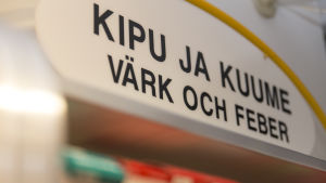 Vi behöver information om rätt dosering av värkmedicin. Lääkkeitä apteekin hyllyllä.