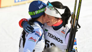 Björgen kunde inte rå på Pärmäkoski. Marit Björgen kramar om Krista Pärmäkoski.