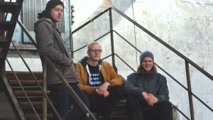 Fredrik Öblom, Jens Heinström och Alfons Grönqvist är tre av fyra medlemmar i Skumt rf. Festivalarrangörer Fredrik Öblom, Jens Heinström och Alfons Grönqvist på en trappa i Stora smedjan vid Billnäs bruk.