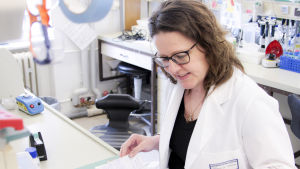 Ritva Tikkanen som är professor i biokemi vid universitetet i Giessen har återupptagit AGU-forskningen. Professor Ritva Tikkanen vid universitetet i Giessen.