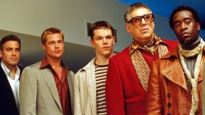 George Clooney, Brad Pitt, Matt Damon, Elliott Gould och Don Cheadle i Ocean's Eleven. Bild på George Clooney, Brad Pitt, Matt Damon, Elliott Gould och Don Cheadle från filmen Ocean's Eleven.