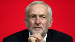 Jeremy Corbyn uppmanade Theresa May att utlysa nyval. Han hotade också att Labour skulle rösta emot ett brexitavtal hur det än såg ut. Labourledaren Jeremy Corbyn lyssnar på tal under partikongressen i Liverpool på söndagen.