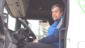 Heikki Kainu oroar sig över att det ska hända något då många fotgängare är oaktsamma. En chaufför i förarhytten på en vit lastbil. Dörren till hytten är öppen.