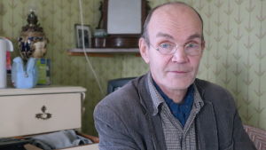 Magnus Gräsbeck säger att kommentarerna han fick då han började tala dialekt kunde vara ganska fräna. Magnus Gräsbeck i sitt arbetsrum med en spegel och ett skåp i bakgrunden