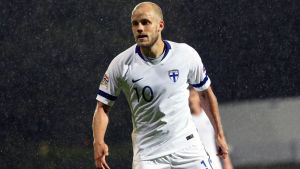 Teemu Pukki har nytta av sin löpstyrka även mot starka Italien. Teemu Pukki i landslagströjan.