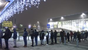 Folk står i kö för att ta del av rabatterade produkter i Vanda. Folk står i kö för att shoppa på Black Friday i Tammerfors.