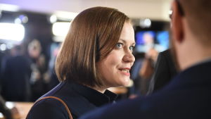 Katju Aro från Feministiska partiet kan eventuellt ta sig en plats i riksdagen. Feministiska partiets ordförande Katju Aro.